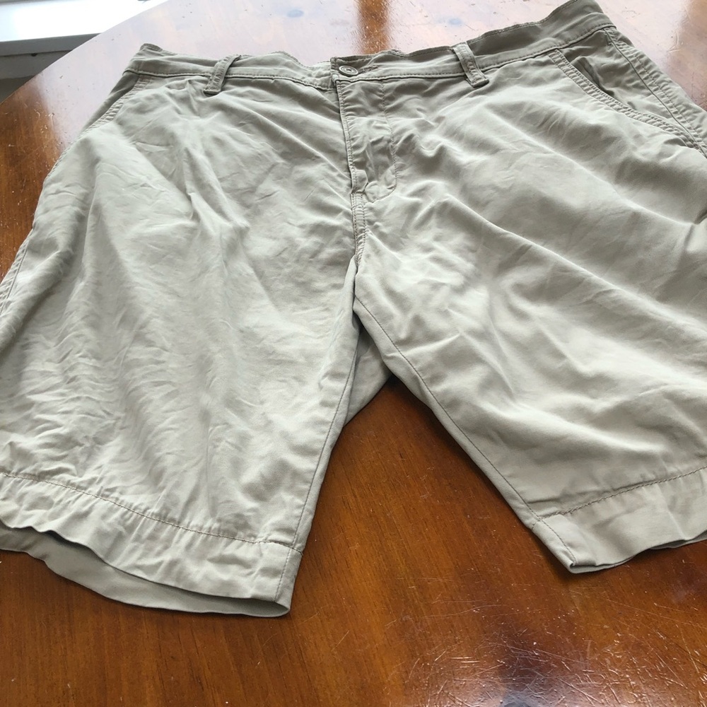 Levi's beige walking Shorts- woman’s Lightweight Summer Essential - size 36 -